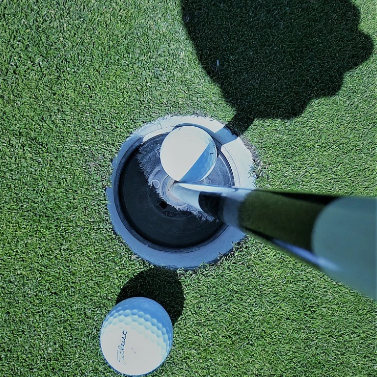 Exploring the World of Luxury Golf Rentals